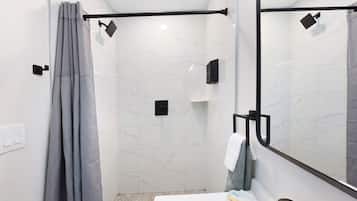 Standard-studiolejlighed - 1 queensize-seng - kæledyr tilladt | Badeværelse | Bruser, brusehoved med spredningseffekt, gratis toiletartikler