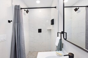 Standard Studio, 1 Queen Bed, Pets Allowed | Bathroom | Shower, rainfall showerhead, free toiletries, hair dryer