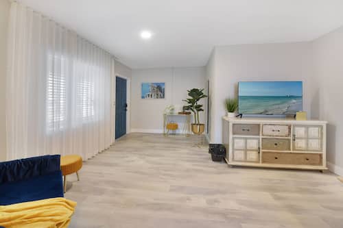 Presidentieel appartement, 2 slaapkamers, kitchenette | Woonruimte | Een 50-inch lcd-televisie met digitale zenders, Netflix en Hulu