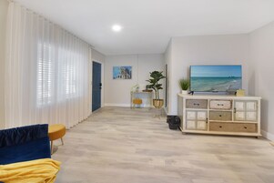 Appartamento Presidenziale, 2 camere da letto, angolo cottura | Area soggiorno | TV LCD 50 pollici con canali digitali, Netflix, Hulu