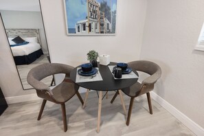 Chambre Deluxe, 1 grand lit, animaux de compagnie acceptés | Coin séjour | Télévision LCD de 50 pouces avec chaînes numériques, Netflix, Hulu