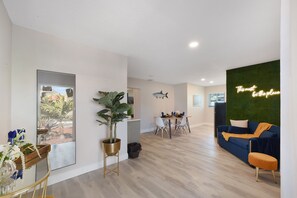 Apartamento presidencial, 2 quartos, cozinha americana | Área de estar | TV LCD 50 polegadas com canais digitais, Netflix, Hulu