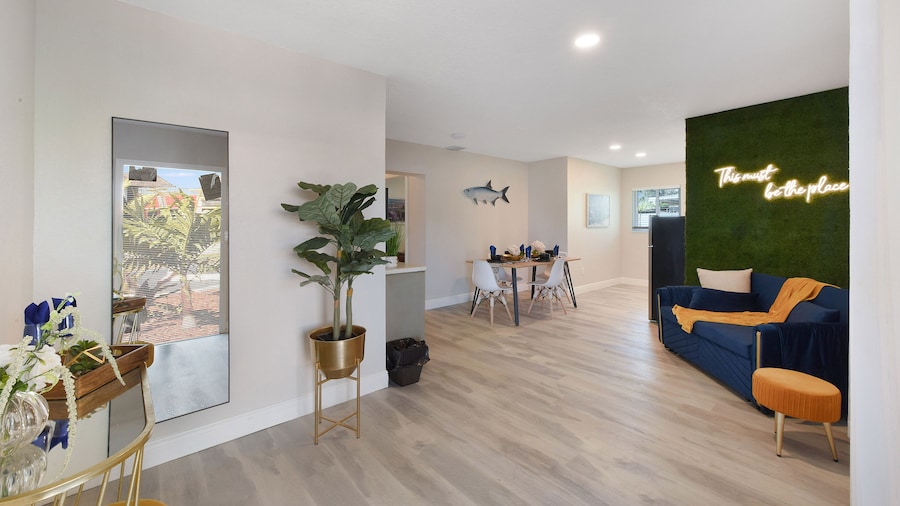 Palm Cove Motel