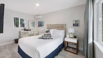 Standard Studio, 1 Queen Bed, Pets Allowed | 2 bedrooms, hypo-allergenic bedding, in-room safe, iron/ironing board