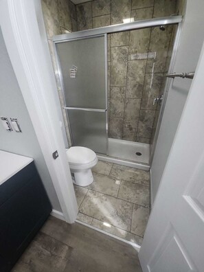 Shower, towels - 068A Cozy Studio Grand Canyon South Rim Sleeps-2 (Williams)