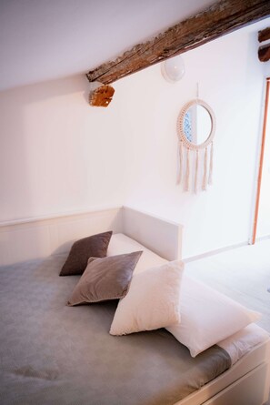 Romantic Apartment | 1 bedroom, desk, free WiFi, bed sheets - Romantico rifugio per coppie vista Lago (Desenzano del Garda)