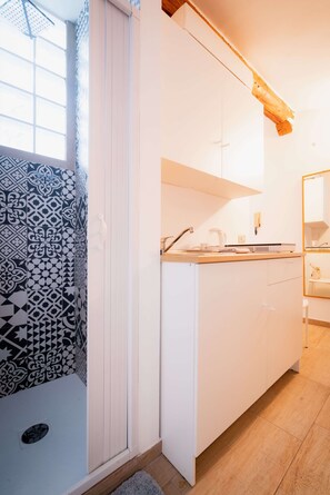 Romantisches Apartment | Eigene Küche | Großer Kühlschrank, Herdplatte, Espressomaschine