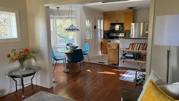 Televisión, chimenea y estéreo