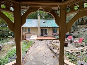 Terrace/patio - Hillside Hideaway in Lowertown Harpers Ferry (Harpers Ferry)