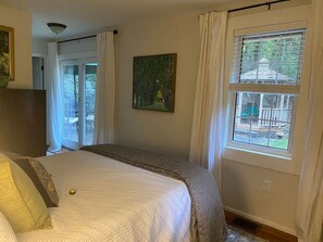 2 bedrooms, iron/ironing board, WiFi, bed sheets - Hillside Hideaway in Lowertown Harpers Ferry (Harpers Ferry)