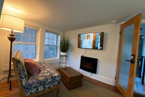 Fernseher, Kamin, Stereoanlage