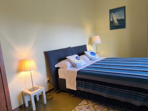 3 slaapkamers, een strijkplank/strijkijzer, gratis wifi, beddengoed