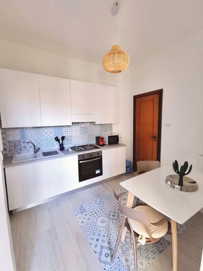 Réfrigérateur, four à micro-ondes, un four, surface de cuisson