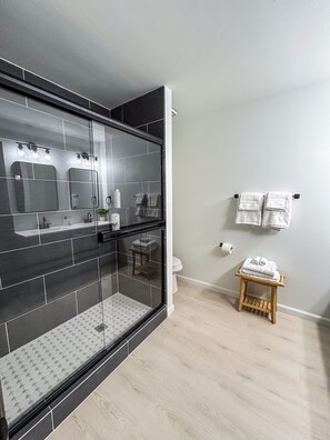 Dusche, Haartrockner, Handtücher, Seife