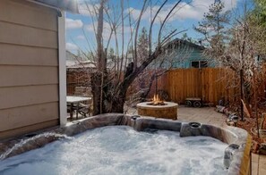 Outdoor spa tub - Looking for a comfy and cozy cabin well here's  Tiny Peace of Paradise (Big Bear)