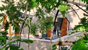 Une vue d’une pièce avec une fenêtre donnant sur un balcon, une table et des chaises.