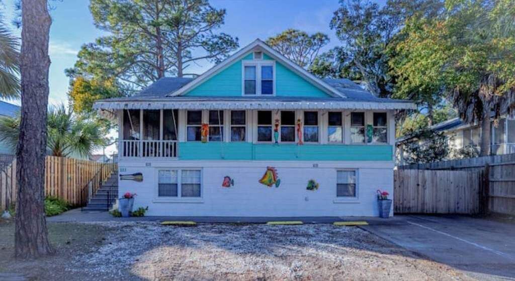 Small, Cute & Cozy Apt 2 blocks from the beach, and even closer to great food!