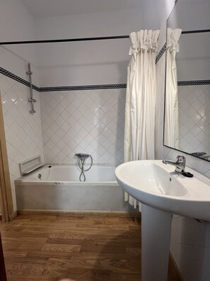 Serviettes fournies, papier toilette