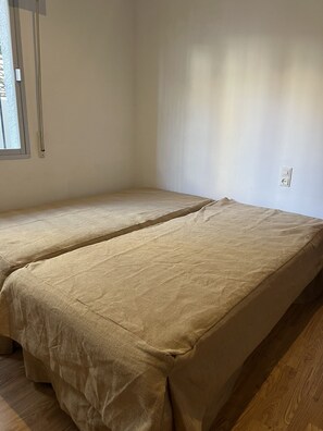 3 chambres, fer et planche à repasser, Wi-Fi, draps fournis