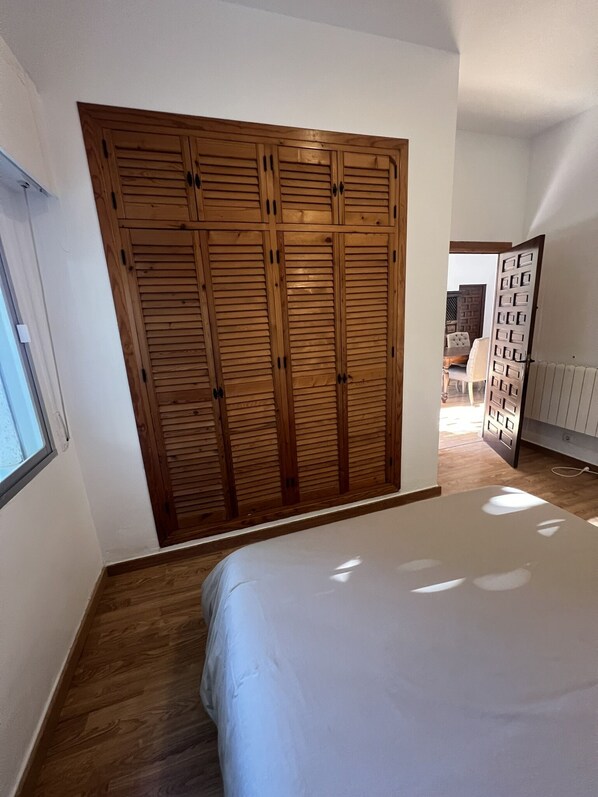 3 habitaciones, tabla de planchar con plancha, wifi y ropa de cama 