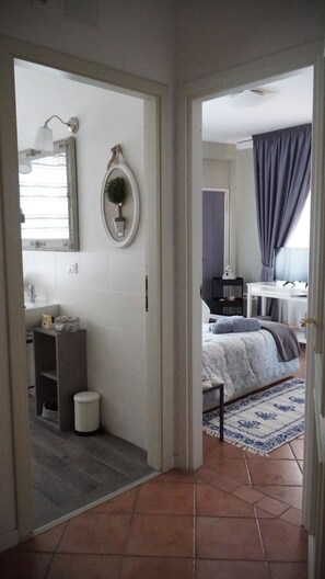 Individually furnished, soundproofing, free WiFi, bed sheets - Room & Breakfast Canalino 21 (Modena)