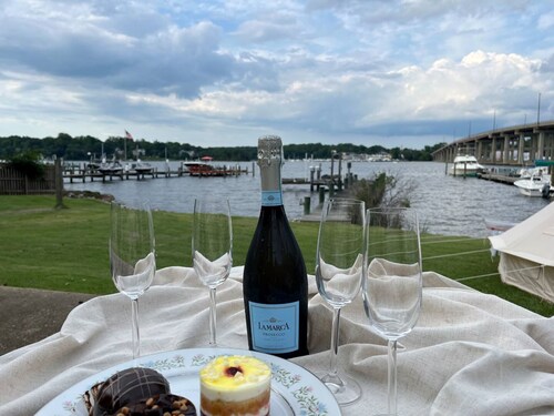 Dock, Dine, & Unwind: The Ultimate Waterfront Glamp Spot