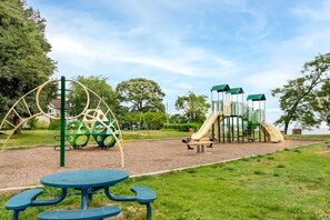 Children's area - Annapolis Home | Fenced Yard | Pool Table | 10 Guests (Annapolis)