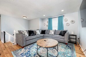 Fernseher, Bücher, Arbeitsbereiche