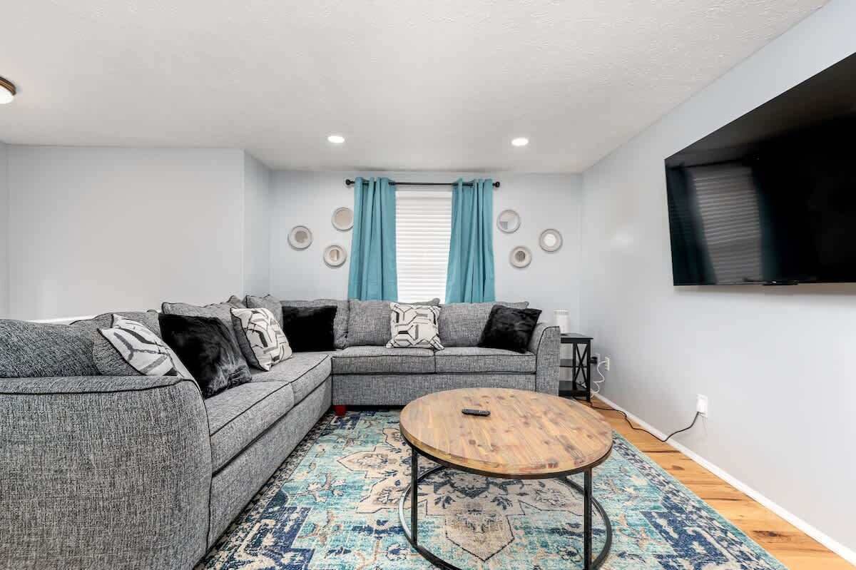 TV, bøker og kontorer