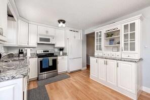 Fridge, microwave, oven, stovetop - Annapolis Home | Fenced Yard | Pool Table | 10 Guests (Annapolis)