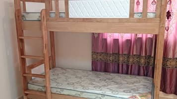 3 habitaciones, tabla de planchar con plancha, wifi y ropa de cama