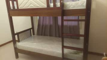 3 habitaciones, tabla de planchar con plancha, wifi y ropa de cama