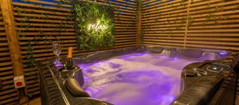 Cosy Hideaway Cottage In Sileby - Private Hot Tub