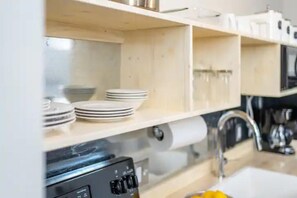 冷蔵庫、電子レンジ、オーブン、コンロ