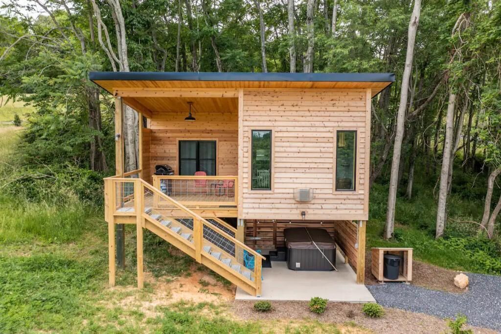 Rustic Treetop Cabin, Hot tub and on site Spa!