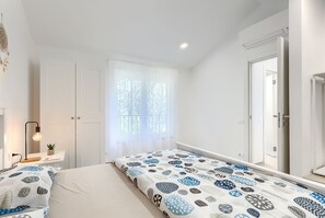 2 bedrooms, desk, free WiFi, bed sheets - 250 metres to the beach with private pool, BBQ, air conditioning (Premantura)