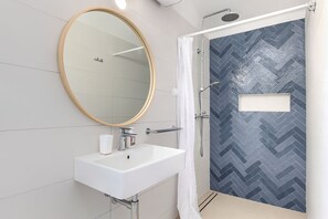 Shower, towels - 250 metres to the beach with private pool, BBQ, air conditioning (Premantura)