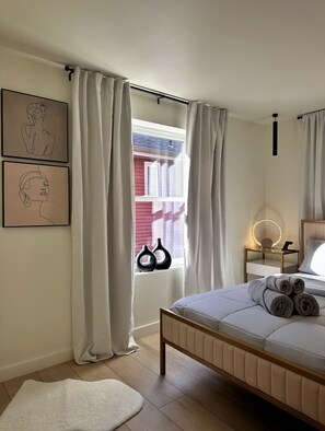 1 habitación, tabla de planchar con plancha y ropa de cama