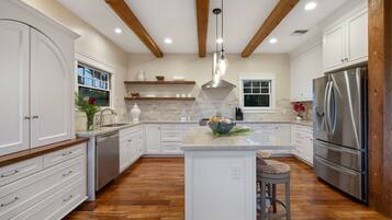 Køleskab, mikrobølgeovn, ovn, kogeplade