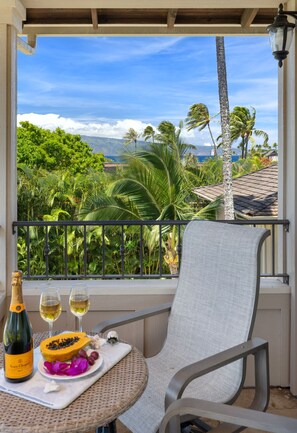 Outdoor dining - Celebrity Home Across the Street From Beach! Pool With Slide, Pickleball, Gym! (Lahaina)