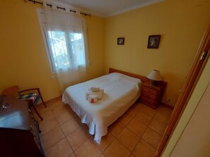4 bedrooms, travel cot, free WiFi, bed sheets