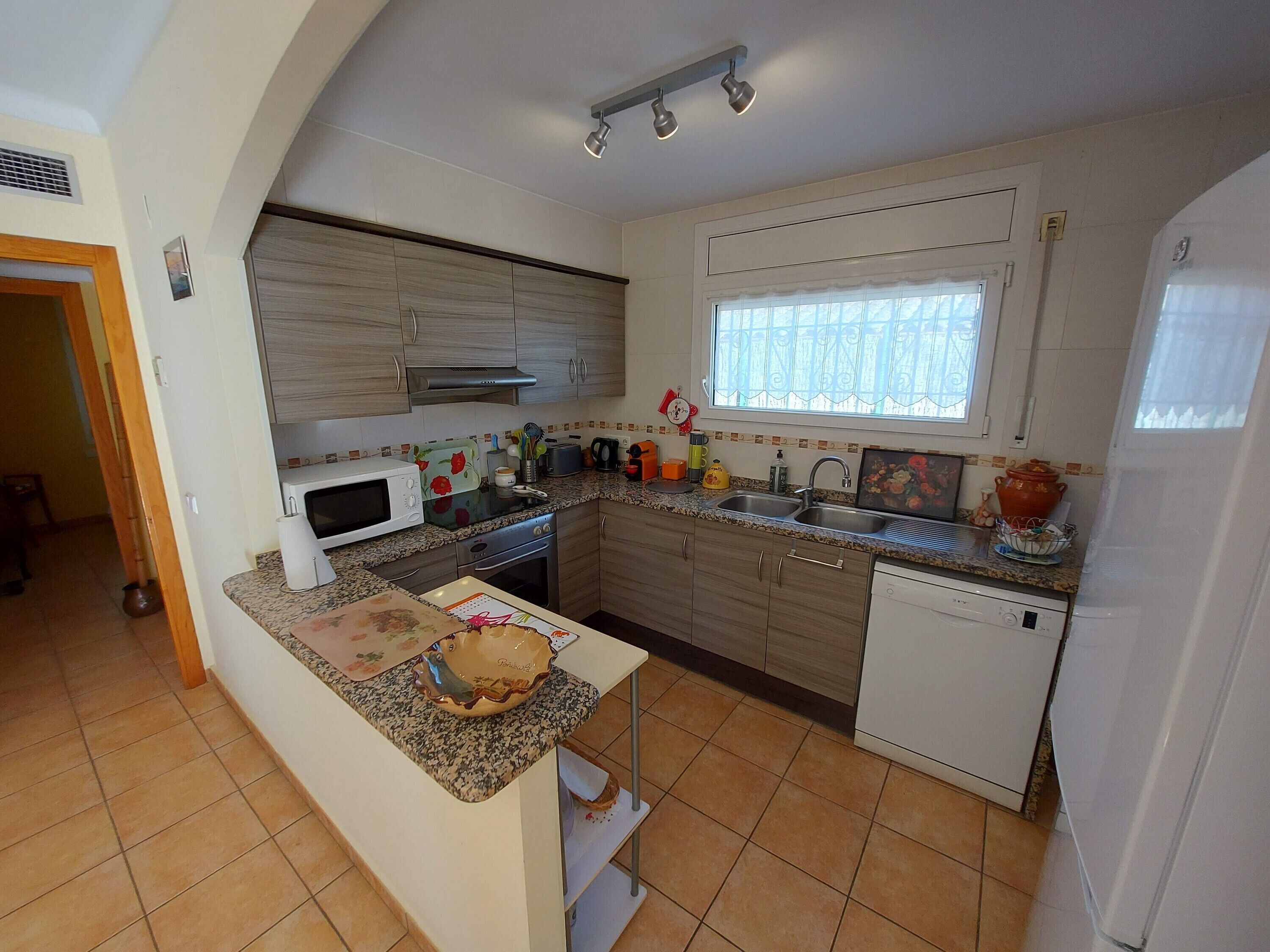 Jääkaappi, mikroaaltouuni, uuni, liesi