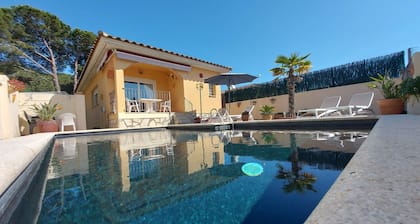 Casa frente al mar en zona tranquila con piscina privada y WiFi gratuito.