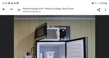 Cottage slps 4 with 2 beds, ice mach, washer/Dryer,kitchenette,hot tub, pets.