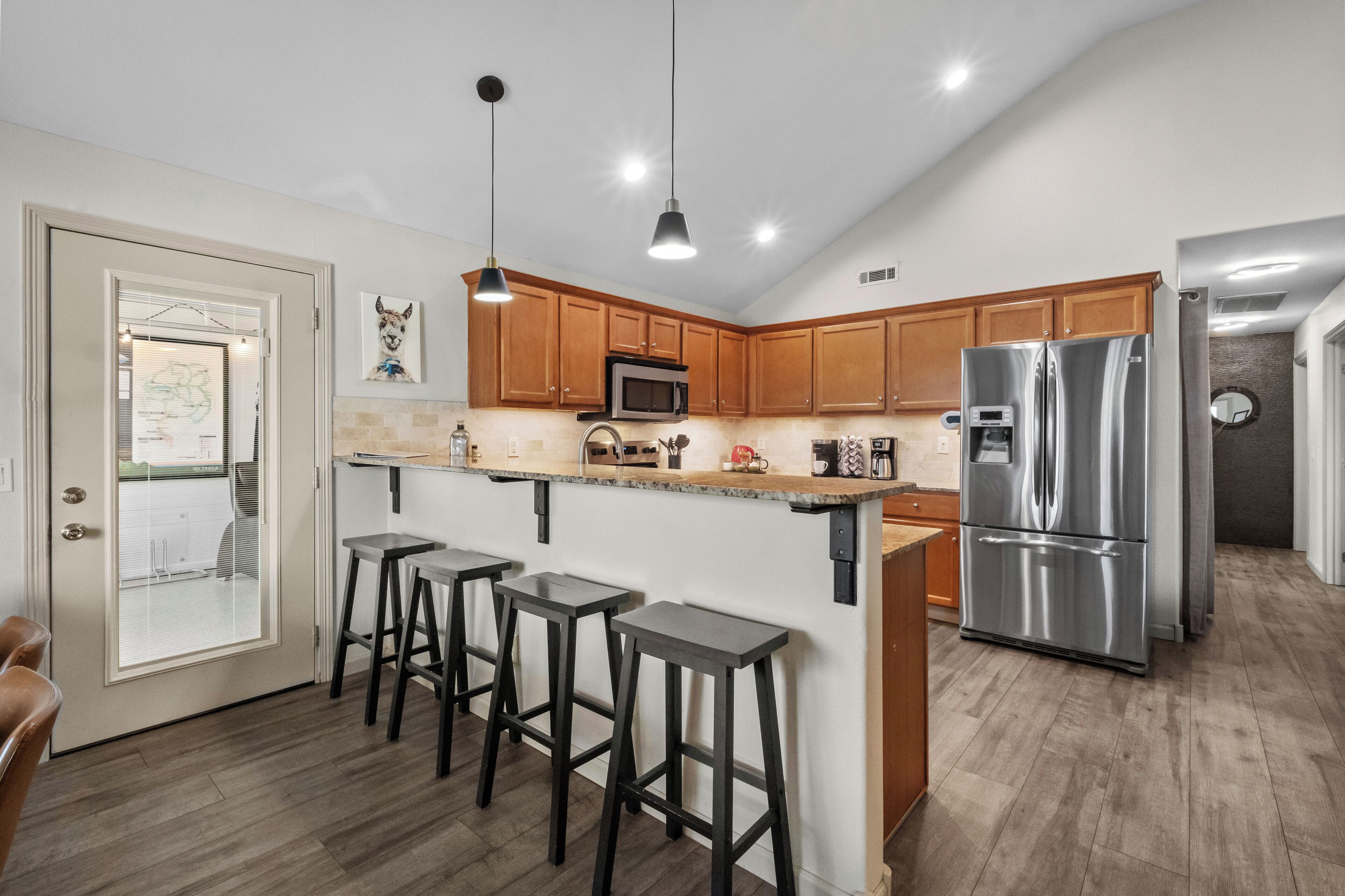 Réfrigérateur, micro-ondes, four, plaque de cuisson