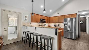 冷蔵庫、電子レンジ、オーブン、コンロ