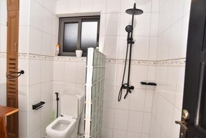 Jabón, shampoo, papel de baño 