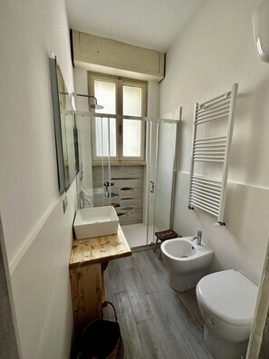 Sèche-cheveux, bidet, serviettes fournies, savon