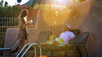 AuĂenpool (je nach Saison geöffnet), Sonnenschirme