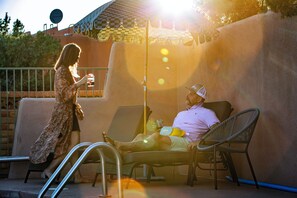 حمّام سباحة خارجي موسمي، مظلات على حمّام السباحة